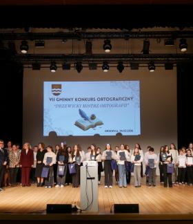 Finał VII Edycji Konkursu „Drzewicki Mistrz Ortografii”. Na scenie drzewickiego RCK wszyscy uczestnicy finałowego konkursu wraz z jury oraz zaproszonymi gośćmi