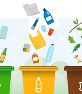 Ilustracja przedstawia segregację odpadów do kolorowych pojemników: niebieskiego (papier), zielonego (szkło), żółtego (plastik i metal), brązowego (bioodpady) i czarnego (odpady zmieszane). Nad koszami unoszą się przykładowe śmieci odpowiadające każdej kategorii.