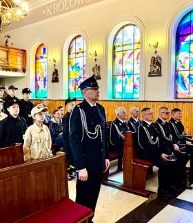Uroczysta msza święta w kościele w Domasznie z udziałem licznej grupy strażaków w galowych mundurach oraz pocztu sztandarowego.