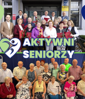 Grafika z dwoma zdjęciami grupowymi, logotypami i napisami. Na górnym zdjęciu członkowie Miejskiej Rady Seniorów i gminni samorządowcy stoją przed budynkiem Urzędu Miejskiego w Drzewicy. Na dolnym zdjęciu seniorzy z DD Senior+ w Drzewicy pozują do wspólnej fotografii w sali. Pośrodku duży napis „Aktywni Seniorzy” oraz logo programu. Grafika utrzymana jest w kolorystyce niebiesko-zielonej.