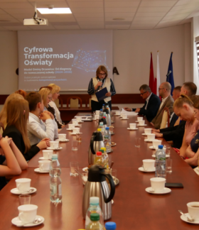 Podsumowanie projektu cyfrowej transformacji drzewickiej oświaty_na sali konferencyjnej um w drzewicy uczestnicy projektu dyrektorzy szkół nauczyciele uczniowie rodzice oraz władze samorządowe