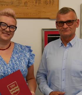 Burmistrz Drzewicy oraz Sołtys Miejscowości Werówka podczas uroczystego wręczenia aktu mianowania