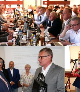 Kolaż trzech zdjęć z sesji Rady Miejskiej w Drzewicy. Na górze sala pełna radnych obradujących przy długim stole. Na dole po lewej Pani Sołtys Werówki i Burmistrz Drzewicy w obecności radnych. Na dole Pani Dyrektor przedszkola w błękitnej sukience z bukietem kwiatów przemawiająca do mikrofonu.