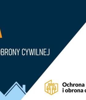 Baner Akademii Ochrony Ludności i Obrony Cywilnej z ilustracją domów, osób podczas szkolenia oraz logo instytucji.