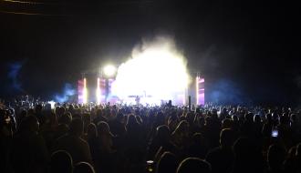 Tłumy fanów muzyki elektronicznej na terenie Ośrodka Sportu i Rekreacji w Drzewicy