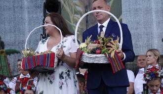 Na scenie dożynkowi starostowie: Jolanta Witkowska i Eugeniusz Wrzesień