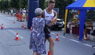 Tuż za metą zwycięzca „Drzewica Summer Run 2024” Jakub Matuszczak