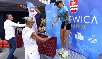 Dekoracja najlepszych biegaczek „Drzewica Summer Run 2024” w klasyfikacji generalnej