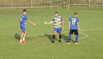 Burmistrz Drzewicy Janusz Reszelewski odbiera gratulacje po zdobyciu gola