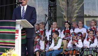 Na scenie przemawia Burmistrz Drzewicy Janusz Reszelewski
