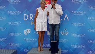 Na podium Wanda Panfil i Burmistrz Drzewicy Janusz Reszelewski