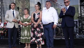 Uhonorowani odznakami „Zasłużony dla rolnictwa” wraz z Dyrektorem Biura Politycznego Ministra Rolnictwa i Rozwoju Wsi Konradem Gwoździem oraz Burmistrzem Drzewicy Januszem Reszelewskim.