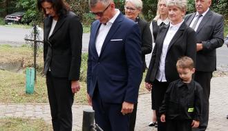 Hołd poległym za naszą wolności oddaje gminna delegacja na czele z Przewodniczącą Rady Miejskiej w Drzewicy Dorotą Wiktorowicz i Burmistrzem Drzewicy Januszem Reszelewskim (oboje na przedzie). Z tyłu pięcioosobowa reprezentacja mieszkańców Żardek i Zakościela. 