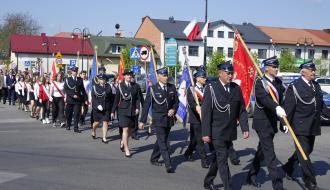 Przemarsz do kościoła pw. św. Łukasza w Drzewicy. Na placu Wolności maszerują poczty sztandarowe jednostek OSP i placówek oświatowych