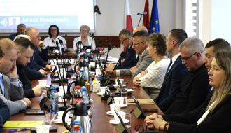 Radni Rady Miejskiej w Drzewicy słuchają sprawozdania międzysesyjnego Burmistrza Janusza Reszelewskiego