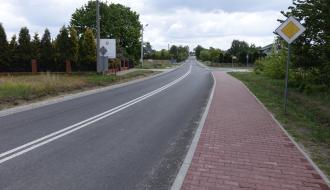 Przebudowana droga - jezdnia i chodnik - na ulicy Żeromskiego w  Drzewicy