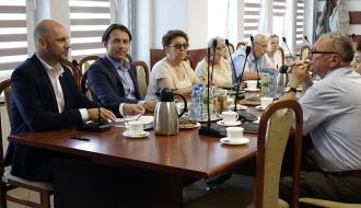 Uczestnicy posiedzenia III Sesji Miejskiej Rady Seniorów w Drzewicy w sali konferencyjnej Urzędu Miejskiego