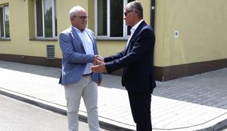 I Wicewojewoda Łódzki Marek Mazur przyjmuje podziękowania z rąk Burmistrza Drzewicy Janusza Reszelewskiego