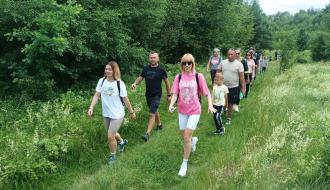 Grupa piechurów na trasie – na zielonym odcinku między Drzewicą a Zakościelem