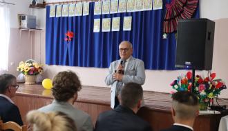 Przed zgromadzonymi w świetlicy wiejskiej przemawia I Wicewojewoda Łódzki Marek Mazur