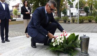  Burmistrz Drzewicy Janusz Reszelewski składa wiązankę kwiatów pod Pomnikiem Pamięci. Z tyłu Zastępca Burmistrza i Przewodnicząca Rady Miejskiej w Drzewicy