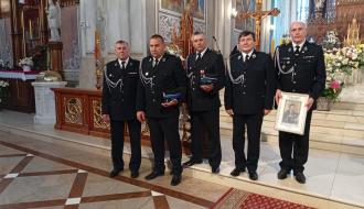 We wnętrzu radomskiej katedry stoi pięciu ubranych w galowe mundury strażaków OSP. Pierwszy z prawej trzyma obraz Matki Bożej.