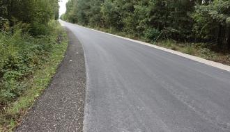 Wyremontowana droga powiatowa na odcinku leśnym.