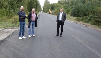 Na remontowanej drodze powiatowej stoją od lewej: Zastępca Burmistrza Drzewicy Dominik Niemirski, Jarosław Bomba – Kierownik Referatu Gospodarki Komunalnej, Budownictwa i Inwestycji Urzędu Miejskiego w Drzewicy oraz Burmistrz Drzewicy Janusz Reszelewski