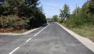 Wyremontowana droga asfaltowa w Brzustowcu – Starej Wsi. Na górze w tle drogą idą uczestnicy odbioru