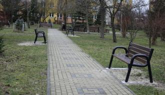 Nowe ławki w parku na Osiedlu Mieszka I