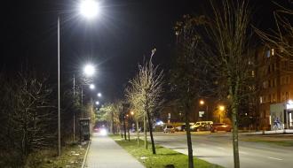 Nowe oświetlenie na ulicy Staszica w Drzewicy – widok nocny.