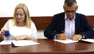 Umowę podpisują Dyrektor SP w Idzikowicach Anna Jakubczyk i Burmistrz Drzewicy Janusz Reszelewski