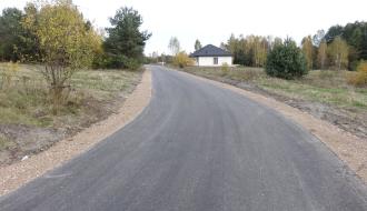 Nowo wybudowana droga asfaltowa w Radzicach Małych