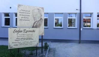Tablica informacyjna o patronie szkoły i wyremontowana elewacja budynku SP w Domasznie