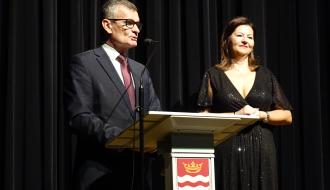 Do mikrofonu przemawia Burmistrz Drzewicy Janusz Reszelewski. Po prawej Kierownik WTZ Drzewica Sylwia Gąsiorowska