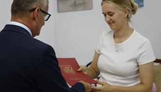 Burmistrz Drzewica Janusz Reszelewski wręcza list gratulacyjny jednej z zaproszonych mam