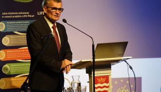 Wystąpienie stojącego na scenie przy mównicy Burmistrza Drzewicy Janusza Reszelewskiego