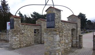 Wyremontowana brama kamienna stanowiąca główne wejście na cmentarz