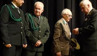 Ceremonia wręczenia medali „Zasłużony Myśliwy Piotrkowskiego Okręgu Łowieckiego”. Trzem myśliwym KŁ „Gerlach” medale wręcza Członek Naczelnej Rady Łowieckiej Waldemar Komenda.