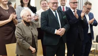 Powitanie prof. Jadwigi Dwilewicz-Trojaczek. W pierwszym rzędzie obok Pani Profesor stoją od lewej: I Wicewojewoda Łódzki Marek Mazur, Burmistrz Drzewicy Janusz Reszelewski i Honorowy Obywatel Drzewicy Krzysztof Kołomański.