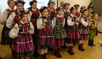 Występ kilkunastoosobowej grupy z zespołów ludowych „Mali Drzewiczanie” i „Drzewiczanie”. Wszyscy ubrani w stroje opoczyńskie