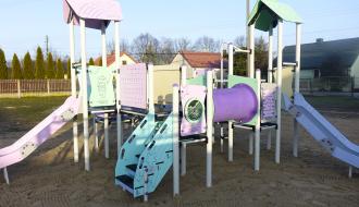 Urządzenie wielofunkcyjne ze zjeżdżalniami i grami logiczno-zręcznościowymi