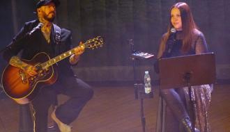 Na scenie od prawej: grający na gitarze Paweł Rurak-Sokal oraz wokalistka Dominika Gawęda