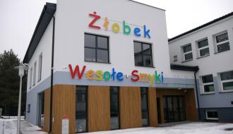  Nowy budynek żłobka. Na frontowej ścianie kolorowy napis – na górze ŻŁOBEK, niżej pod oknami WESOŁE SMYKI