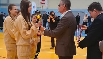 Mistrzowska drużyna dziewcząt z OSP Domaszno odbiera z rąk Burmistrza Drzewicy puchar za pierwsze miejsce