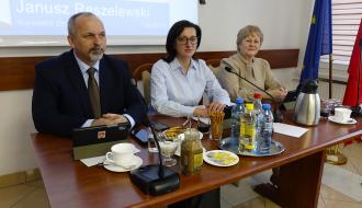 Prezydium Rady Miejskiej w Drzewicy. Przy stole prezydialnym siedzą od lewej: Wiceprzewodniczący Paweł Małek, Przewodnicząca Dorota Wiktorowicz, Wiceprzewodnicząca Joanna Popis.