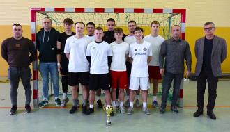 djęcie grupowe przy bramce. W białych koszulkach drużyna Coco Jumbo Drzewica z Burmistrzem Drzewicy i działaczami MGKS Drzewica