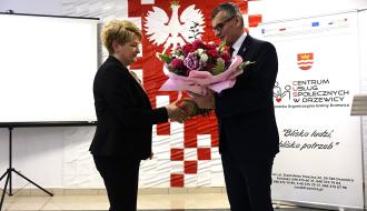Dyrektor CUS w Drzewicy Marta Woźniak odbiera bukiet kwiatów z rąk Burmistrza Janusza Reszelewskiego