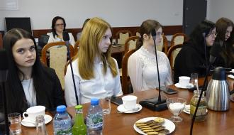 Przy stole w sali konferencyjnej Urzędu Miejskiego w Drzewicy siedzi pięć radnych MRM w Drzewicy