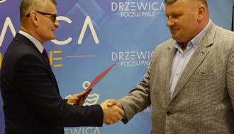 Burmistrz Drzewicy Janusz Reszelewski wręcza dyplom z gratulacjami sołtysowi Augustowa, Wojciechowi Woźniakowi.